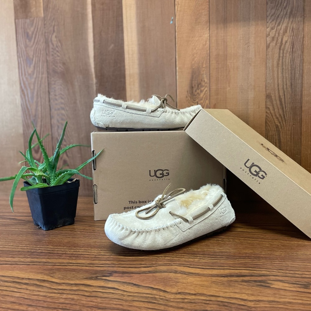 Women’s size 7, UGG Dakota slippers, Color Chestnut